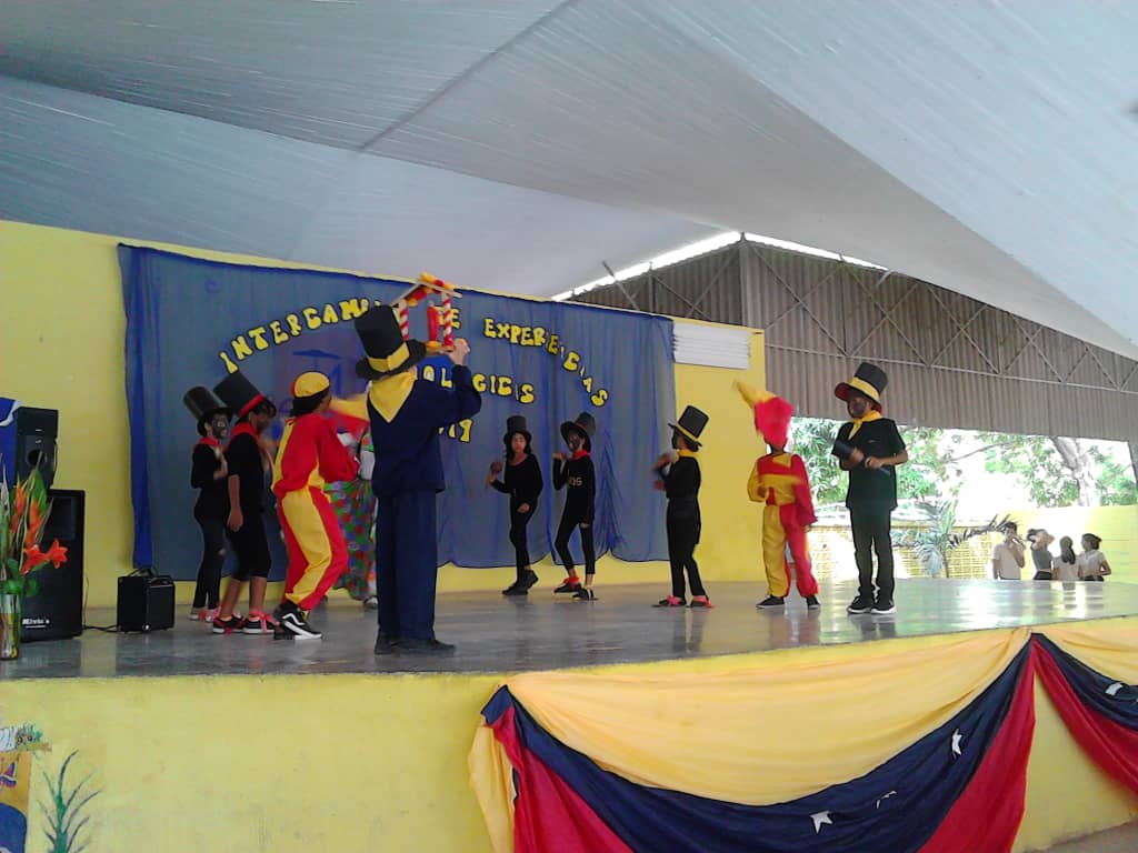 fbitanzoategui's tweet photo. Con Bailes Tradicionales y Obras Teatrales Presentados por Nuestros Estudiantes! Iniciamos Nuestro Intercambio de Experiencias Tecnologicas 2019, desde la ETIR Simon Rodriguez Municipio Sotillo https://t.co/hZUmTDRqGE