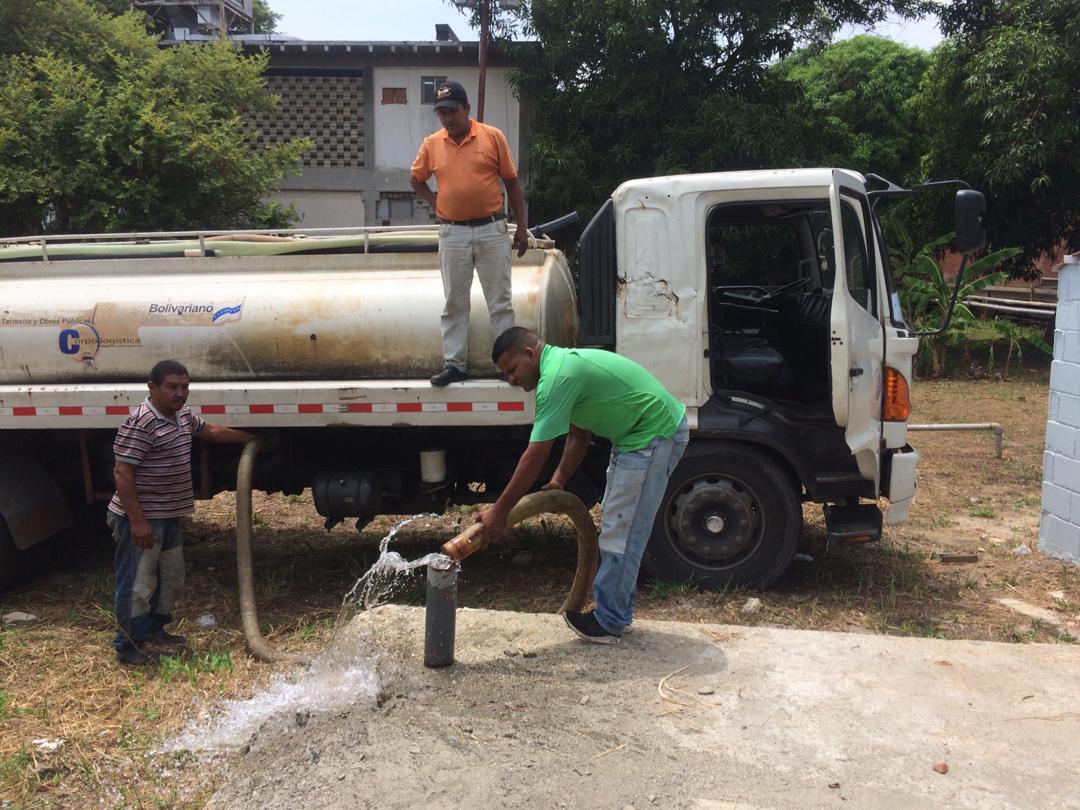 Hidrocentro2011's tweet photo. #23Jul| Durante la activación del Plan de Contigencia por el ataque al SEN estuvimos desplegados en los centros de salud IVSS Molina Sierra,  Adolfo Prince Lara del municipio Puerto Cabello y los centros asistenciales del municipio Juan José Mora 💦 #MinAguas #MPPAA https://t.co/5q11Blnr5d
