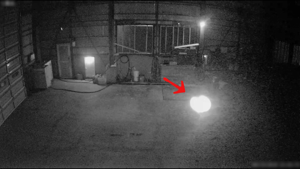 おまえら行くな 公式 心霊探偵団 北野誠のぼくらは心霊探偵団 怪異の真相を突き止めろ Dvd大絶賛発売中 19 7 2 心霊倉庫見つけました 超巨大オーブの動画で この夏の心霊動画界では話題騒然です ノーカット十数分の映像特典をご