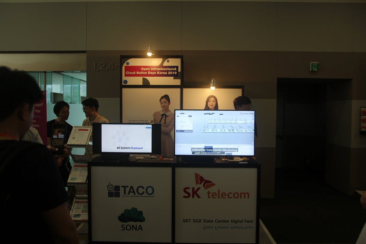 seungkyua1's tweet image. Cloud Native Days Korea 2019 at last week. It was held at 3 buildings with booth and more than 1,000 people attended here.
#CloudNativeDayKorea2019 #KubernetesMeetup