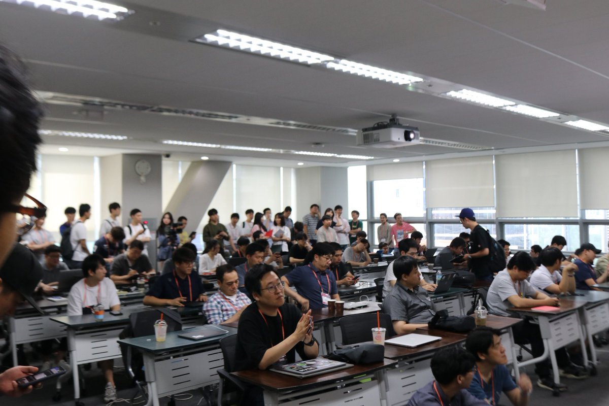 seungkyua1's tweet image. Cloud Native Days Korea 2019 at last week. It was held at 3 buildings with booth and more than 1,000 people attended here.
#CloudNativeDayKorea2019 #KubernetesMeetup
