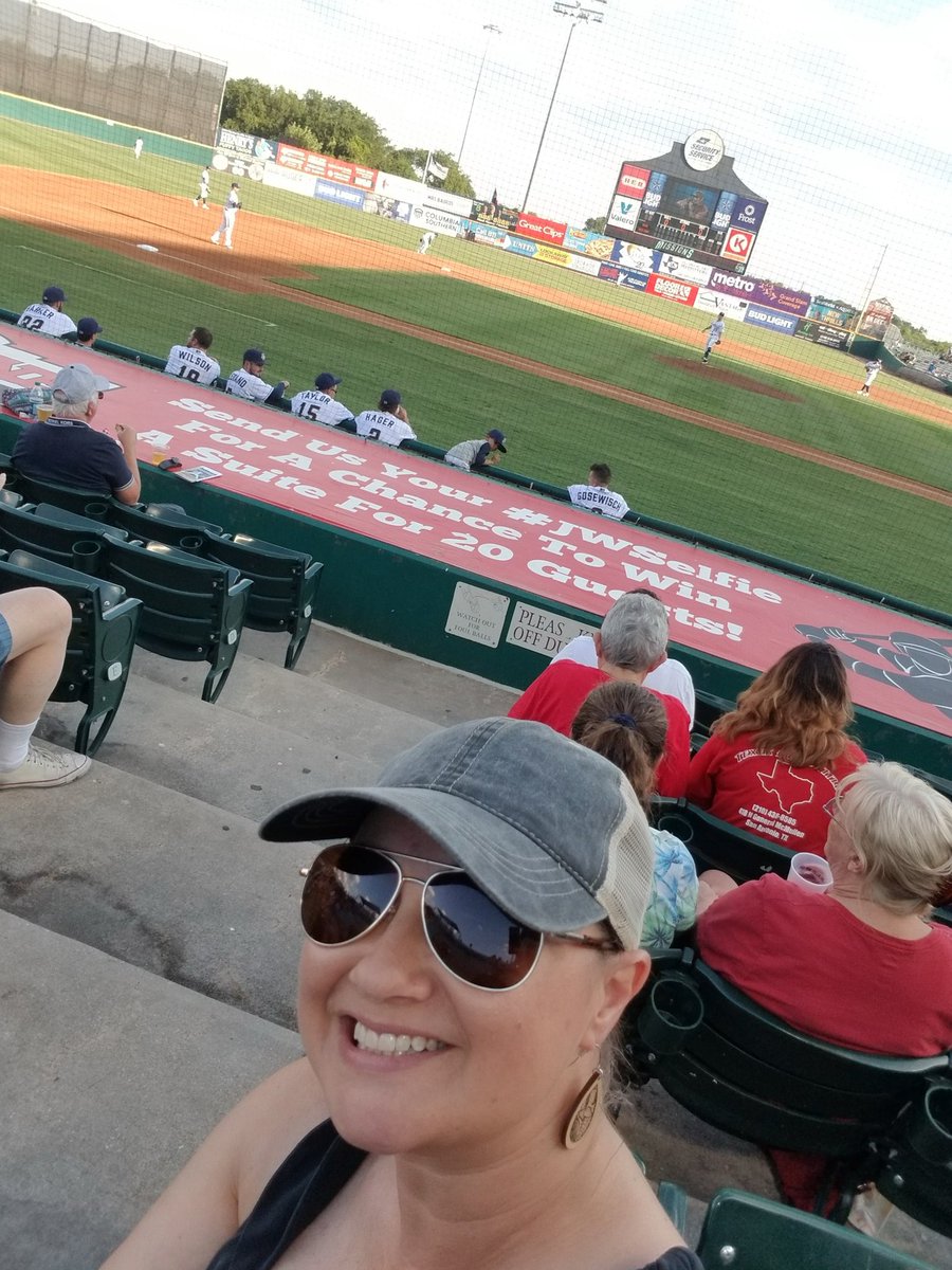 MrsDMLynn's tweet photo. It's a "ball"park selfie!! Missions game on this awesome night! #MatsSummerSelfie #SAMissions #thirdbaseline https://t.co/HC58pAt5Zc