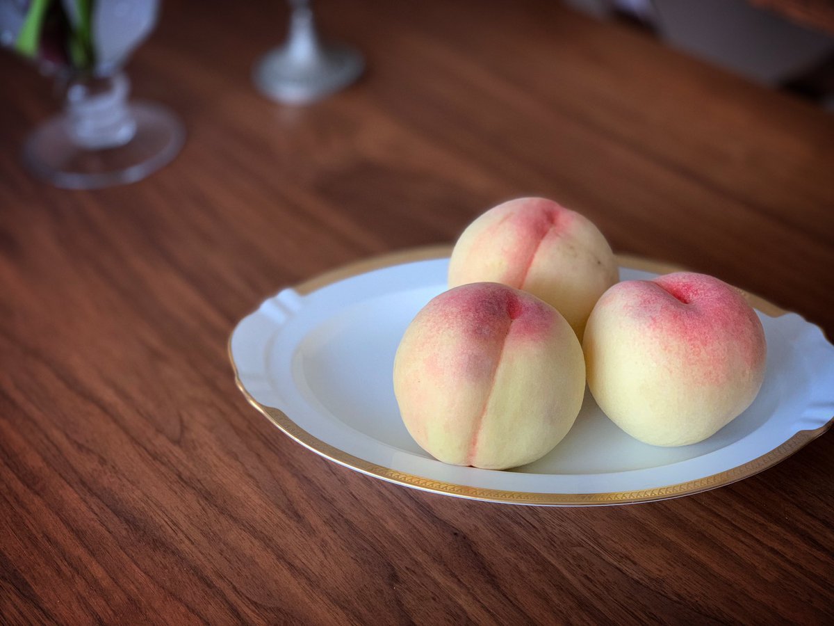 井植雅子 風に漂う桃の香りが朝から心地よく 隣でデスクワークをしながら 頭の中は桃を使った料理の事ばかり 桃の季節 果物 食卓の上の小さな幸せ 食卓 7月果物 フルーツ 7月フルーツ 桃