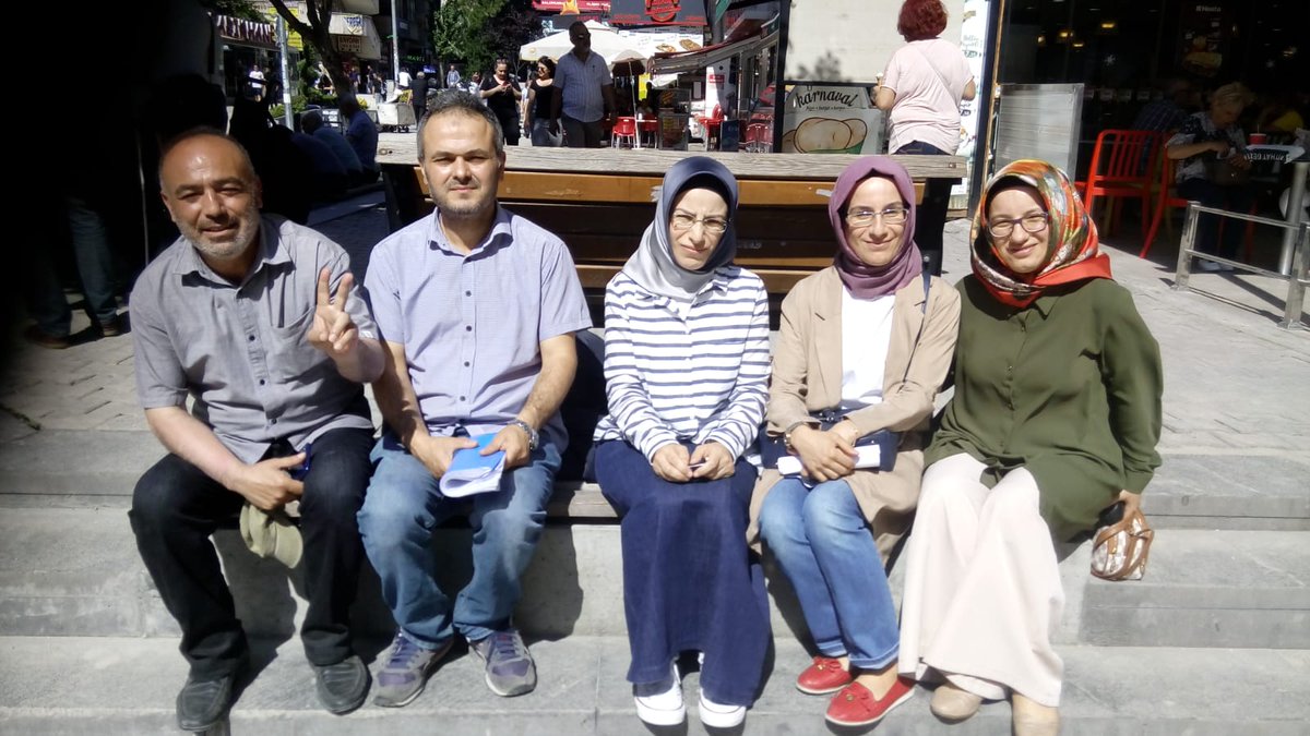 cemalyldrm's tweet photo. Gündem çok yoğun ve sürekli değişiyor.Ancak bu insanların 5 ayı bulan  bekleyişleri hala değişmedi.Şehirlerin göbeğinden altı insan polis kıyafeti giymiş kişilerce kaçırılıyor ve kendilerinden hala haber alınamıyor.Gündem nekadar yoğun olursa olsun bu aileleri ve kaçırılan ve + https://t.co/U53feUXF2N
