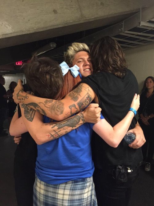todays1dhistory's tweet photo. Today (July 24) in 2015 - Harry, Louis, and Niall give a fan an extra cuddle at OTRA Winnipeg 💗💗 https://t.co/VOjRvsf8xb