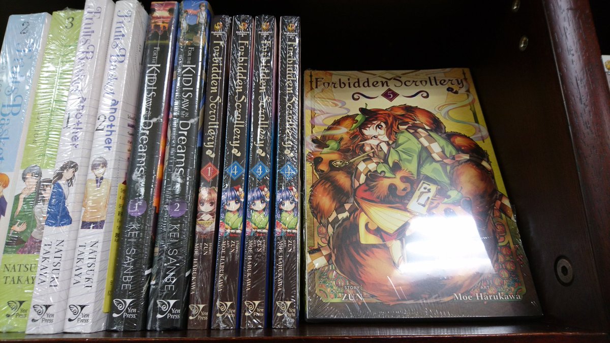 レインズワース シャロン Twitterissa 新宿紀伊国屋書店洋書専門店にて 英語版東方鈴奈庵１巻 ７巻 全巻 中 現在２巻 ３巻を除いて在庫がある様です