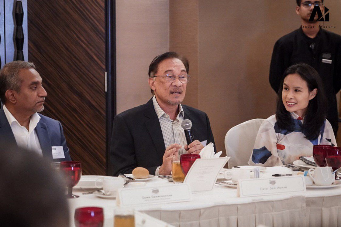 anwaribrahim's tweet image. Hadir ke majlis ‘The Economist Corporate Network: In Conversation With DSAI’ dengan tajuk ‘Malaysia’s Leadership Beyond 2020’ yang berlangsung di Majestic Hotel, KL. Forum tersebut membicarakan perihal kepimpinan dan ekonomi negara pada tahun 2020 dan tahun-tahun yang mendatang.