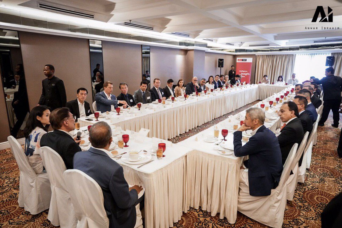 anwaribrahim's tweet image. Hadir ke majlis ‘The Economist Corporate Network: In Conversation With DSAI’ dengan tajuk ‘Malaysia’s Leadership Beyond 2020’ yang berlangsung di Majestic Hotel, KL. Forum tersebut membicarakan perihal kepimpinan dan ekonomi negara pada tahun 2020 dan tahun-tahun yang mendatang.