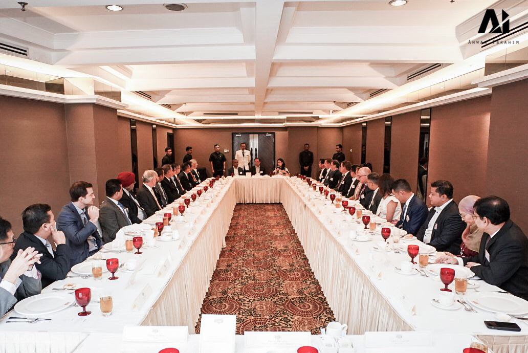 anwaribrahim's tweet image. Hadir ke majlis ‘The Economist Corporate Network: In Conversation With DSAI’ dengan tajuk ‘Malaysia’s Leadership Beyond 2020’ yang berlangsung di Majestic Hotel, KL. Forum tersebut membicarakan perihal kepimpinan dan ekonomi negara pada tahun 2020 dan tahun-tahun yang mendatang.