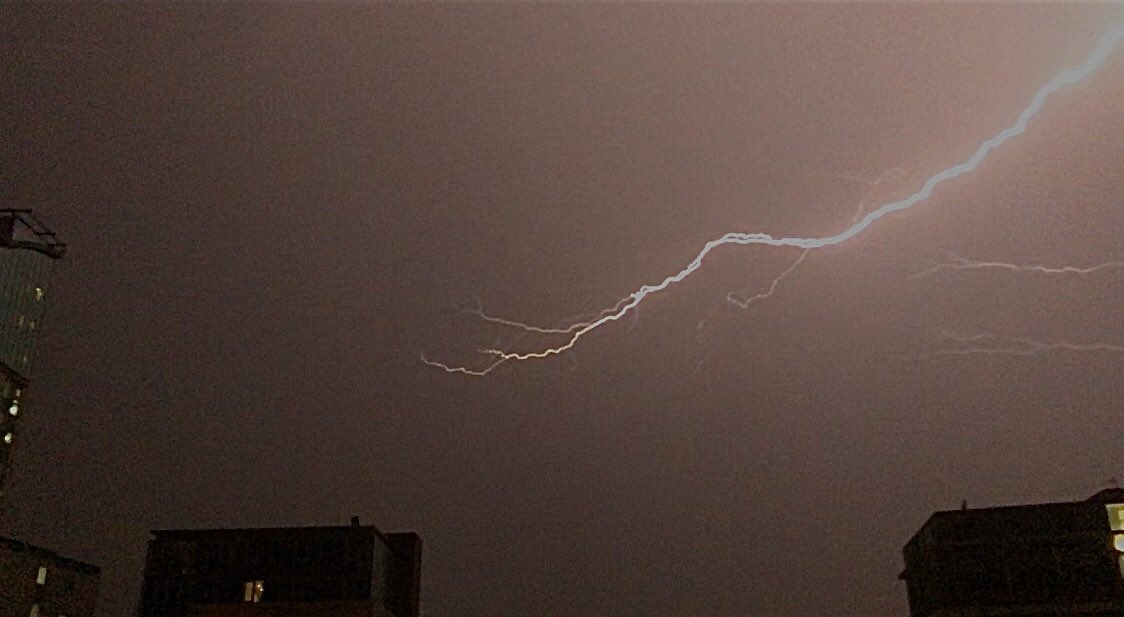 andyoungy's tweet photo. Got woken up by Thunder, so glad I did as I got to see this over #Birmingham, #storm #Lightning #ShotOnIphone https://t.co/8yD5MdngZQ