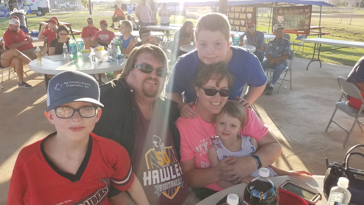 Racktt2004's tweet photo. Family selfie #selfiesummerbingo #BeAHawleyBearcat @hawleyelem @rebelnascar3 https://t.co/l3JBU3UGjY