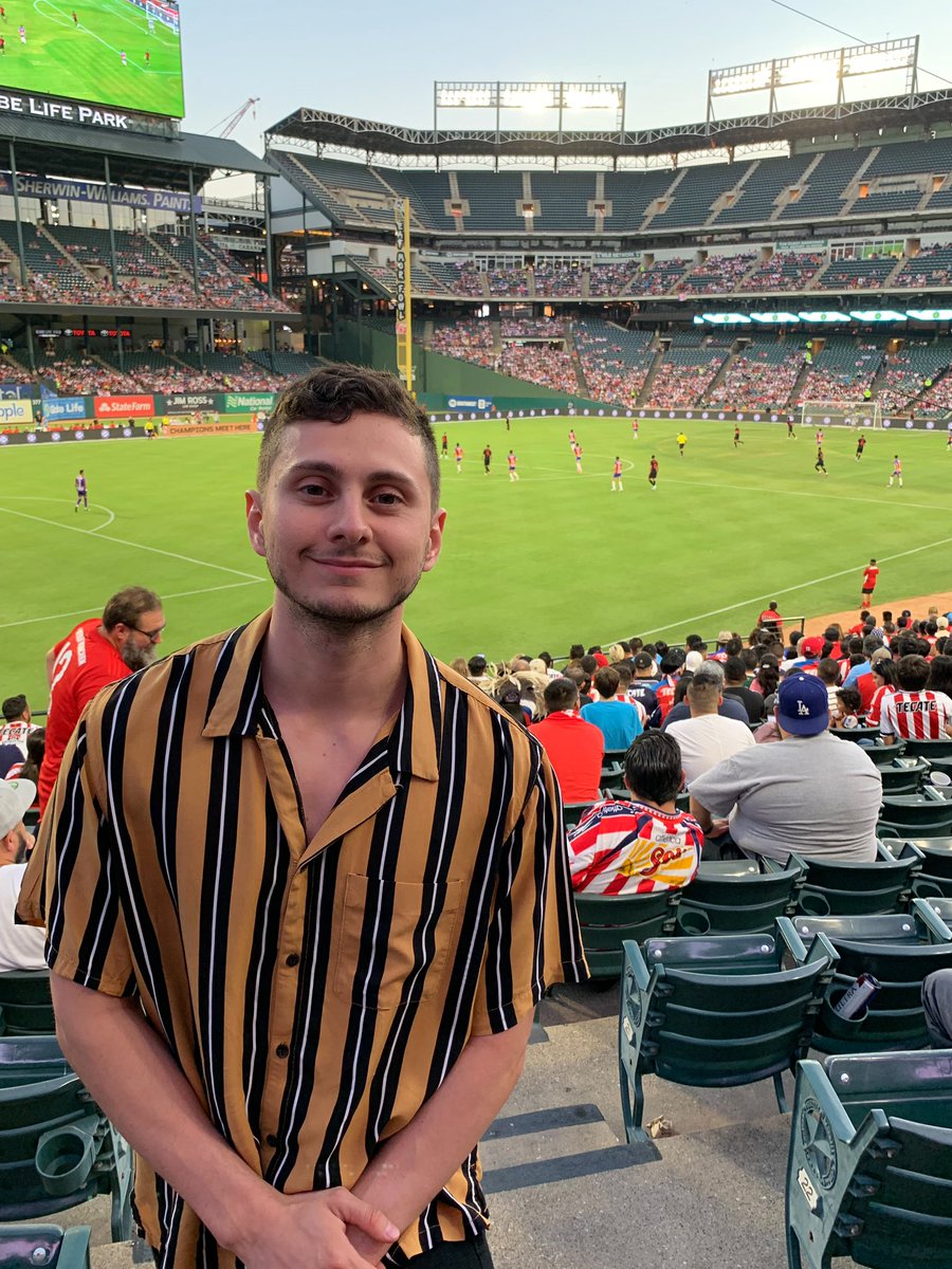 DavidAlvareeezy's tweet photo. So me and my friends @hipablo &amp; @youknowdenise decided to fly out to Dallas to go cheer on CHIVAS while having a delicious @tecate beer! Ya boy lookin cute though BUT also low key starving so where should we eat out here?! 
#SomosTecate @tecate #ad #ChivasAtleti https://t.co/OiyykKQwOu