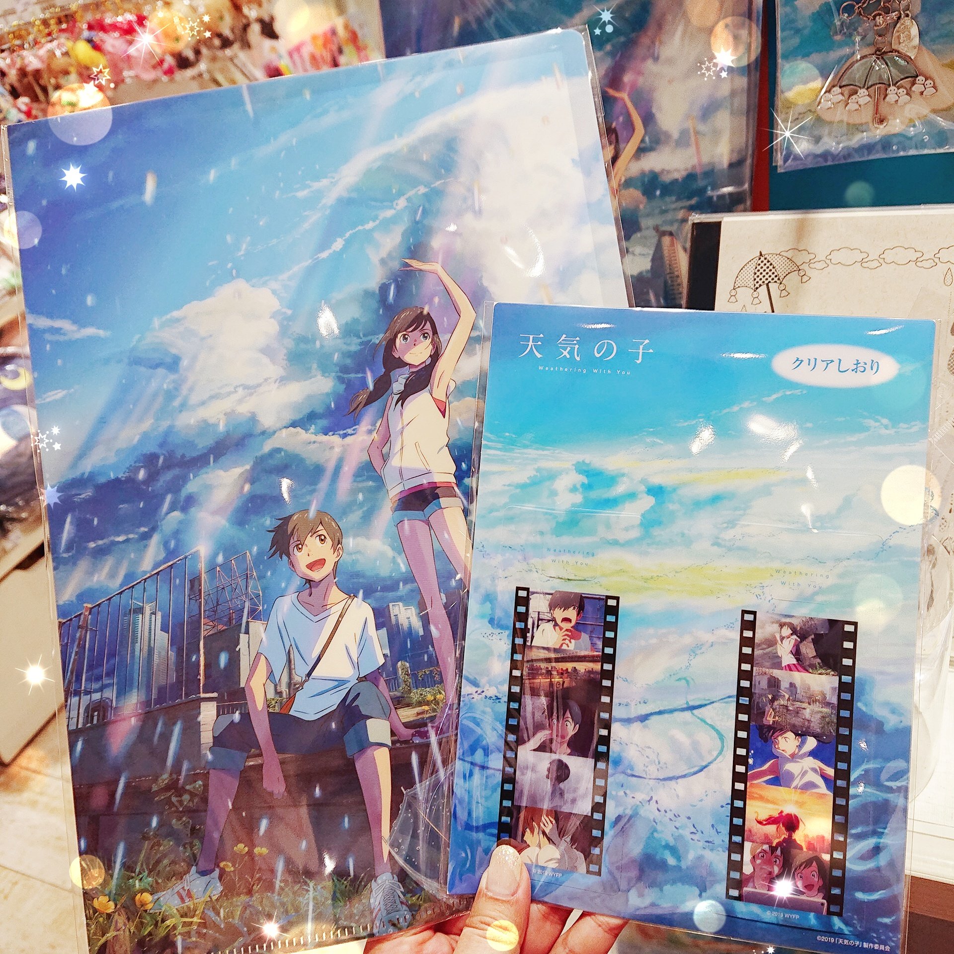 ツリービレッジ アニメ 天気の子 新海誠 監督の最新作 天気の子 グッズが入荷しました 美しいビジュアルを使用したクリアファイルやしおり 劇中に登場するモチーフをデザインしたアイテムが揃っています 映画を観たあとはグッズも
