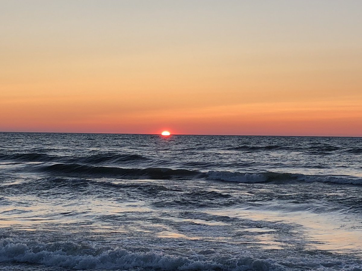 heimlich_bryan's tweet photo. Retweet for first sunset, like for the second https://t.co/0xBRYWsCPD