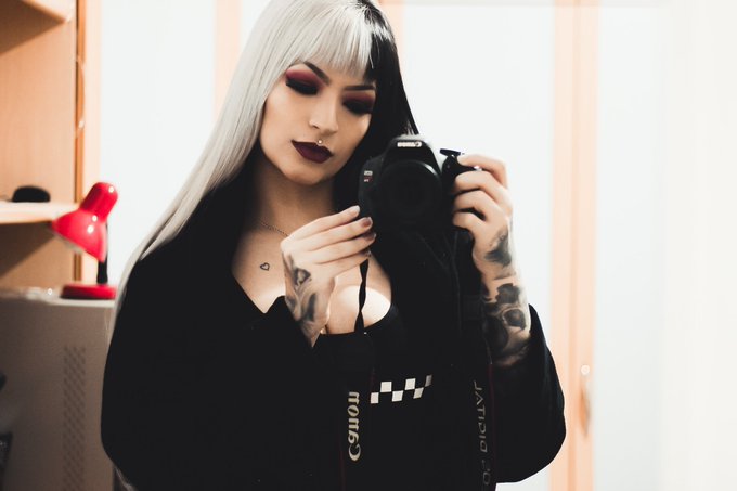 to viciada nessas cores de maquiagem  ??✨ https://t.co/vtl6HGu4kT