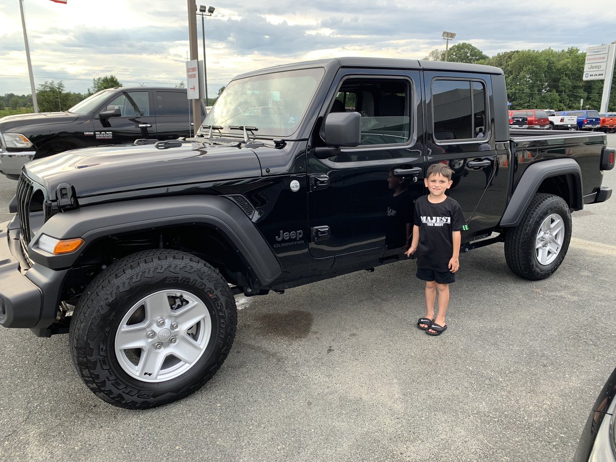 Did you take advantage of #TMobileTuesdays today? I’m using @FuelRewards & @Shell to fill up my new #jeeptruck ! 🥰🚙🌄 #NERules