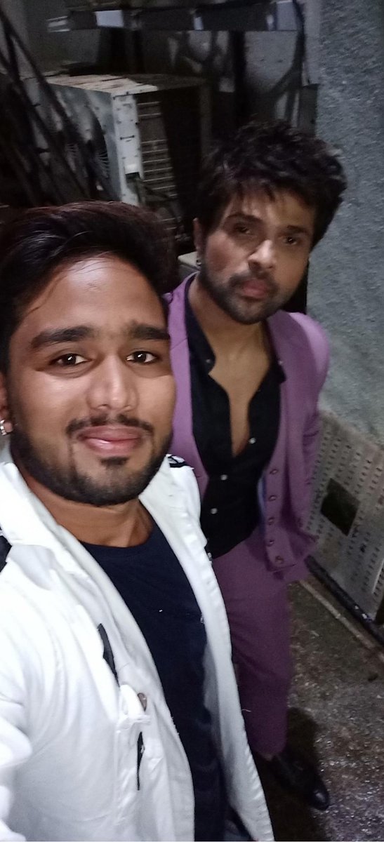 HimeshFans's tweet photo. Rockstar Himesh Reshammiya Snapped With Fan During The Shoot Superstar Singer❤At Goregaon Film City
Pic Courtesy:Sameer Jadwa
#HimeshReshmmiya #WithLuckyFan #SuperstarSinger #Goregaon #FilmystanStudio https://t.co/wVDutg4GzV