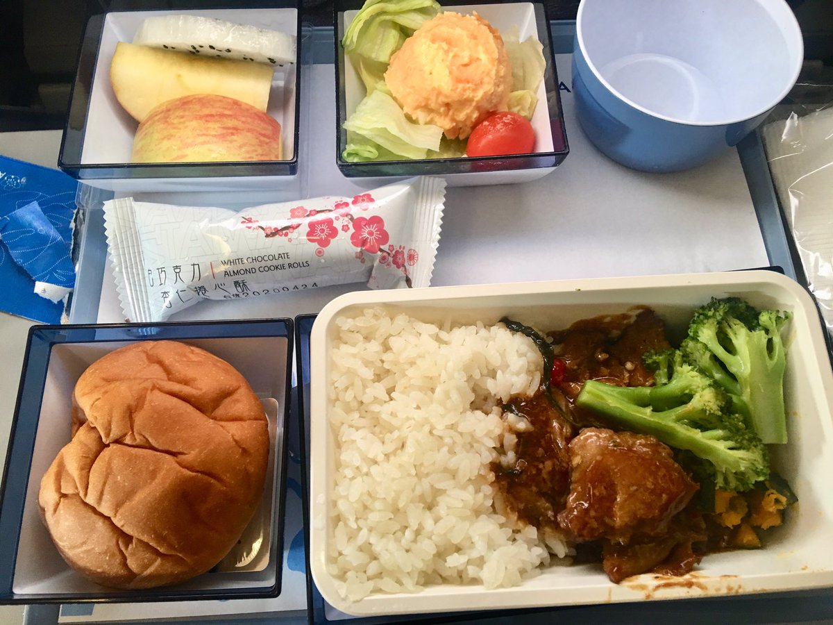 タフィー No Twitter 19 07 16 Ci158 Y Tpe Kix メインはチキン 中華風の照り焼きのような感じ ポテトサラダは人参風味 でちょっとイマイチ とフルーツ 何気に好きなチャイナエアラインのロールパン 毎回一緒だけど チョコレートのお菓子が美味しかった