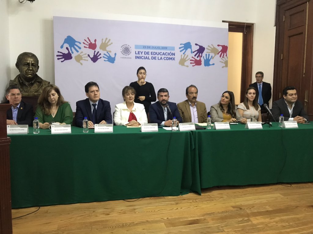 Hoy el Dip <a href="/mauriciotabe/">Mauricio Tabe Echartea</a> acompañado de legisladores de diferentes fracciones parlamentarias y de maestras de centros comunitarios, CENDIS y estancias infantiles, presenta la Ley de Educación Inicial en la CDMX. #SiHayDeOtra #PAN #LeyEducaciónInicial