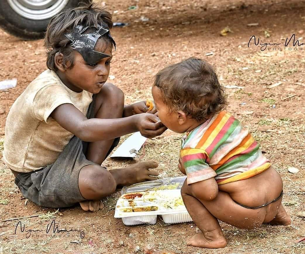 Δε δέχουμαι τα συνορα.
Δε με χωρουν.
Πνίγομαι.
Ὁ νους βολεύεται 
Εχει υπομονή, του αρεσει να παίζει.
Μα η  καρδιὰ,αγριεύει 
Δεν καταδέχεται αυτη να παίξει.
Χιμάει να ξεσκίσει το δίχτυ της ανάγκης.
Ν. Κ.
                Καλημέρα σας.