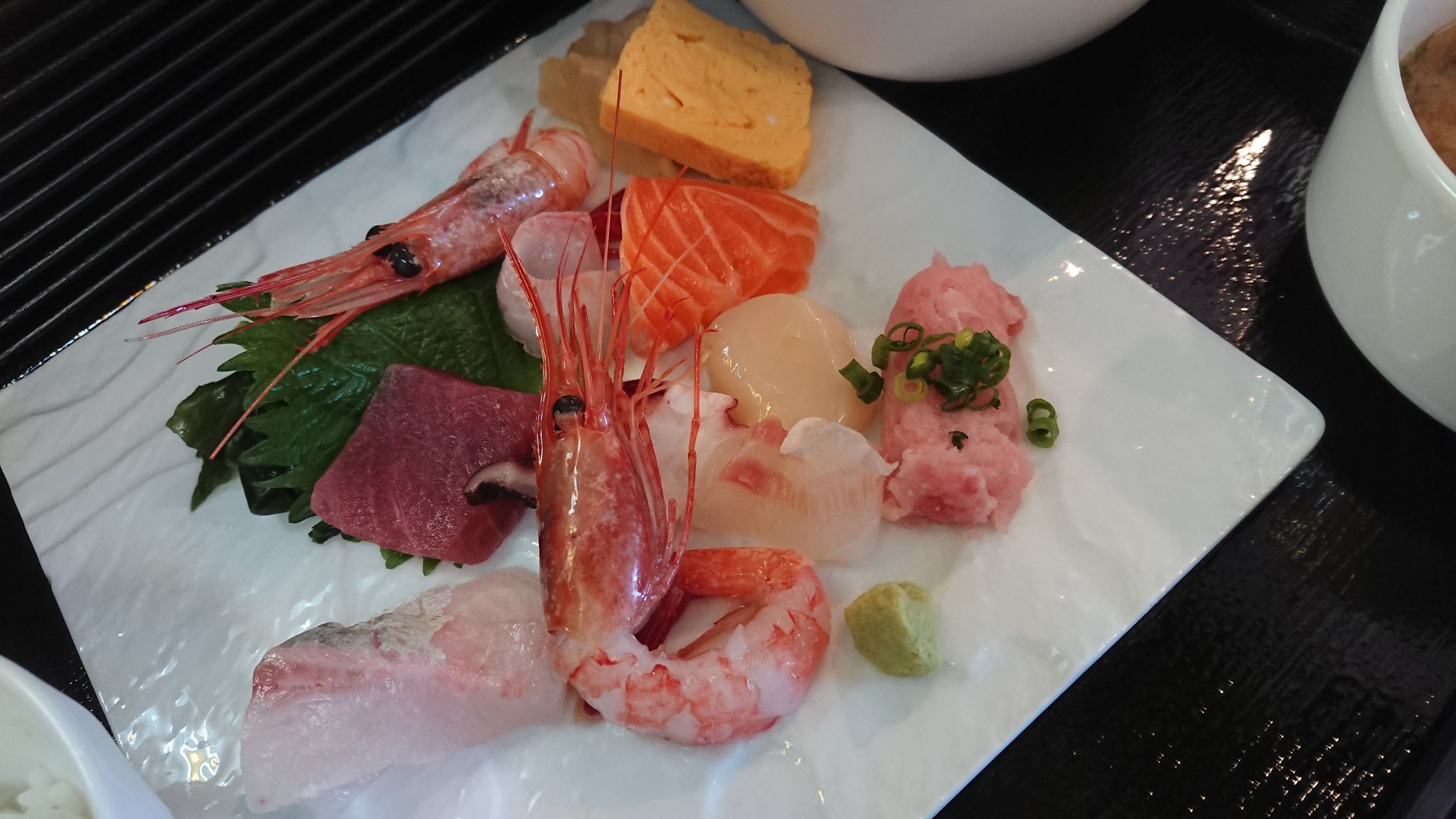 E Den エデン 本日も11 30からランチ営業してますよ A 海鮮色彩プレート7種盛 980円 B 海鮮色彩プレート5種盛 780円 C 海鮮二色プレート 680円 サーモンとネギトロ D 日替り定食 0円 生まぐろの刺身とカンパチあら煮 限定13食 税込価格です