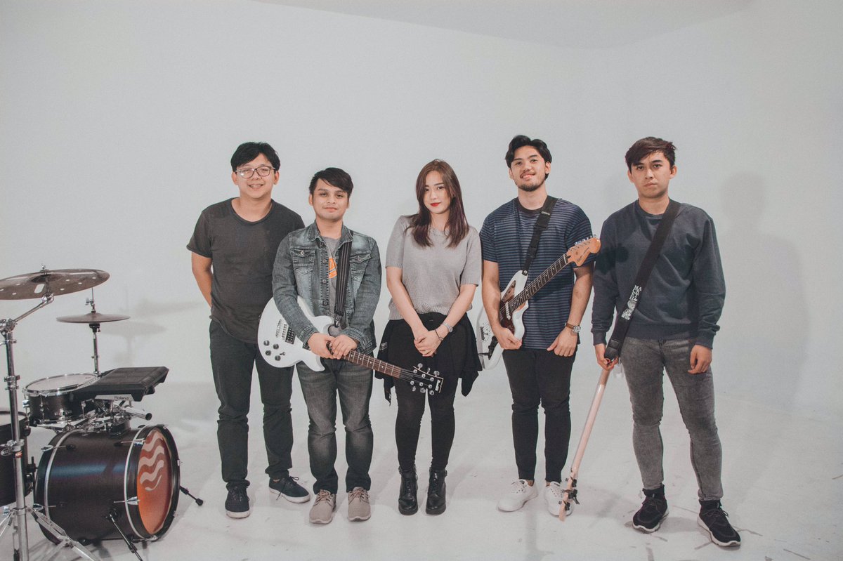 Premiering the official MV for "PANGUNGUSAP" on July 27 <a href="/the70sBistro/">The 70's Bistro</a> 🧡 
Hope to see you all there!

📸 <a href="/simonvigan/">simon vigan</a> 
<a href="/madelinemusicph/">MADELINE</a>