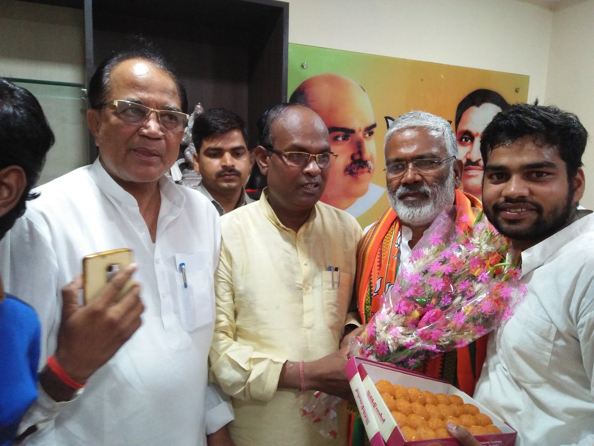 devendrLodhiBJP's tweet photo. माननीय स्वतंत्रदेव  सिंह जी को प्रदेश अध्यक्ष बनने पर स्याना विधायक श्री देवेंद्र लोधी जीने बधाई दी https://t.co/AheJN8RjPi