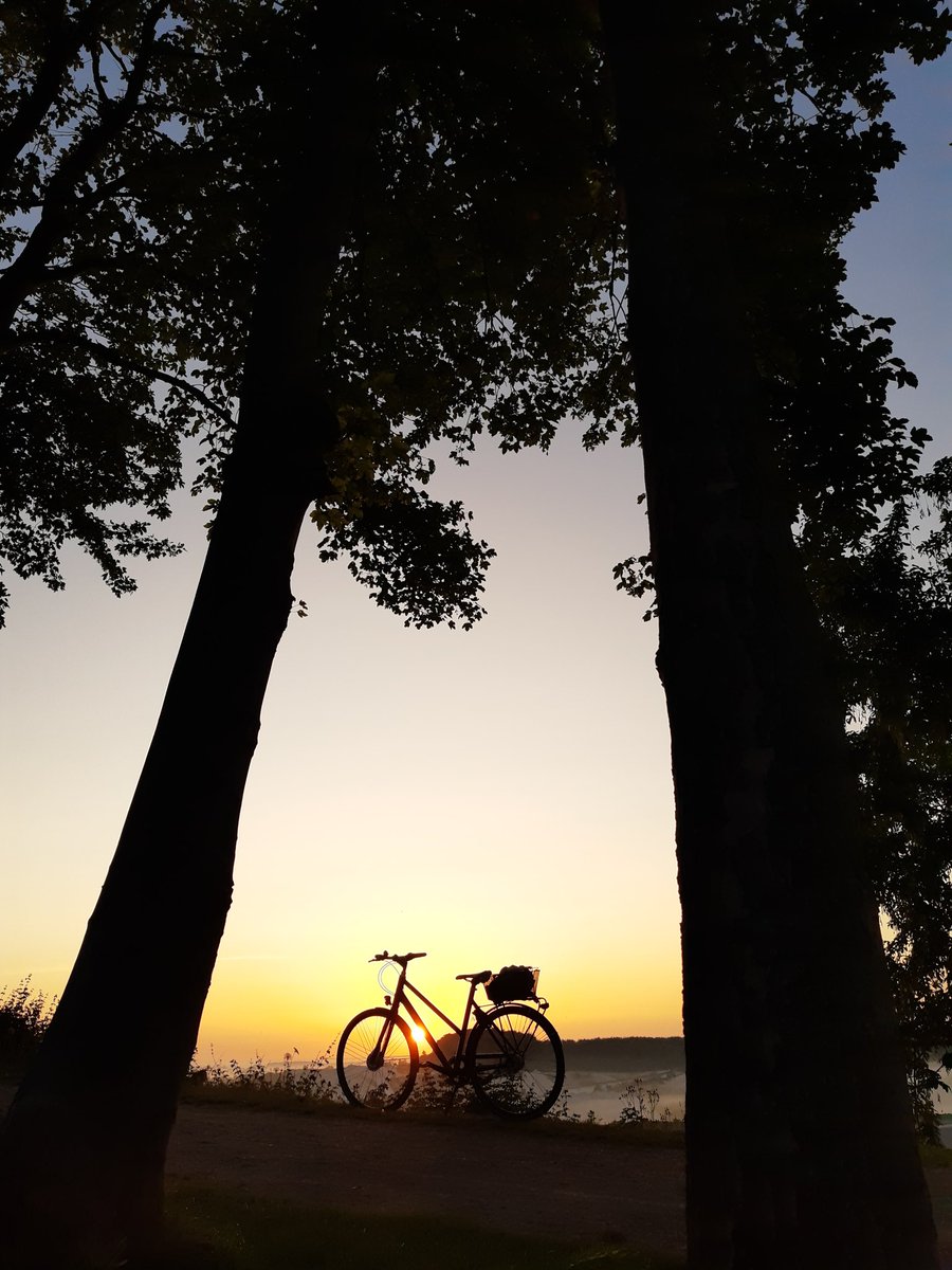 bikeAlottle's tweet photo. TdF - Tour de Faxe
Gave Peter Snailgan a ride to the startline on my way to work 🚲🐌
Looks like another hot day, he told me he's been drinking Veuve d'Esgargot all night to stay hydrated today 🍾🥂
#TdF #earlystart #hotraceday #snailganingreen #ridewithapro https://t.co/GVLDKIGY36