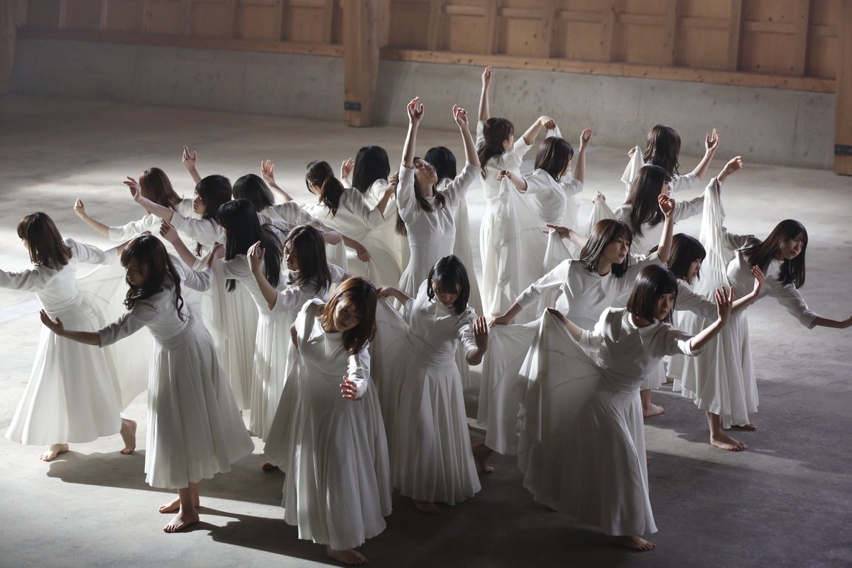 建築知識 乃木坂46 シンクロニシティ のｍｖが撮影されたのは長野県の 北沢建築 本社工場 建物のコンセプトは 教会 乃木坂46の清楚なイメージと シンクロ していますね 本誌では建物の断面図もご紹介 詳しくは 建築知識 8月号 で 写真1