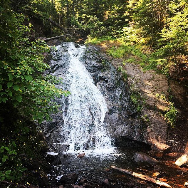 MINIRAMBLE's tweet image. One of our favorite things to do on our way to #copperharbor #michigan is pull off the road to explore the many roadside #waterfalls. We stopped here just before stopping in to buy some #thimbleberryjam from the local monks. 😜👍.
#upnorth #coppercount… ift.tt/32PzqPA