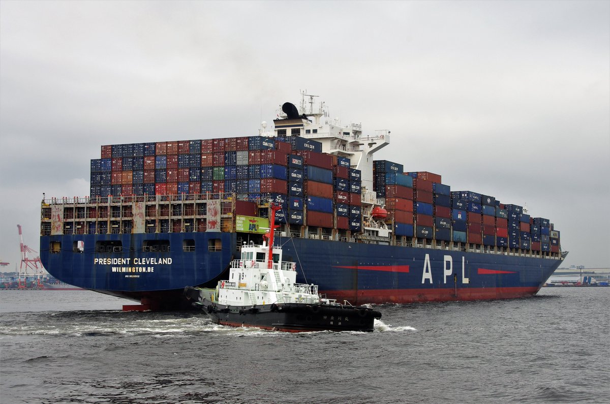 panamaru2's tweet photo. #PRESIDENT_CLEVELAND #Ex_HS_PARIS #IMO9526502 #CONTAINER_SHIP GRT75,015t B-2012 arriving in #Honmoku_Pier Yokohama with #Tug #KANAGAWA_MARU
#APL #CMA_CGM  #コンテナ船 #PRESIDENT_CLEVELAND が 入港 本船は 2012年 #Jiangsu_Rongsheng_Heavy_Industries_Co で建造
#shipsinpics 24/07/19 https://t.co/joY49Kxqor