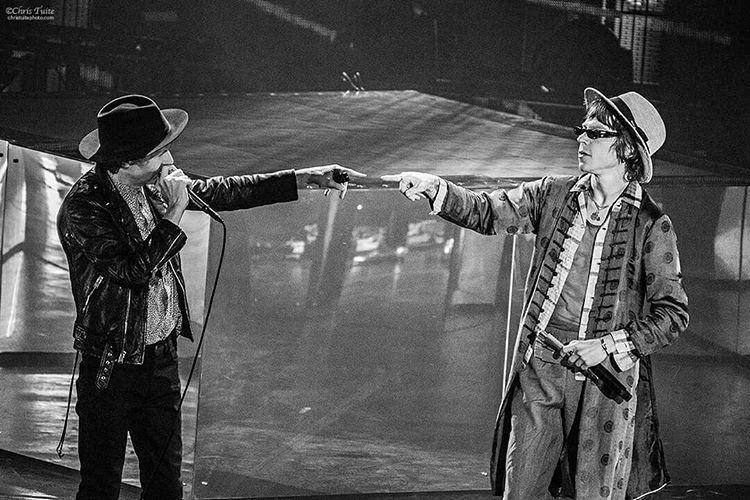 beckpics's tweet photo. Beck and Matt Shultz from Cage the Elephant performing "Night Running" for the first time at the #NightRunningTour @ Shoreline Amphitheatre, Mountain View (07/16/19)

📸christuitephoto https://t.co/ctDjmbuo8j