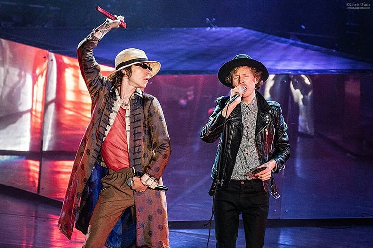 beckpics's tweet photo. Beck and Matt Shultz from Cage the Elephant performing "Night Running" for the first time at the #NightRunningTour @ Shoreline Amphitheatre, Mountain View (07/16/19)

📸christuitephoto https://t.co/ctDjmbuo8j