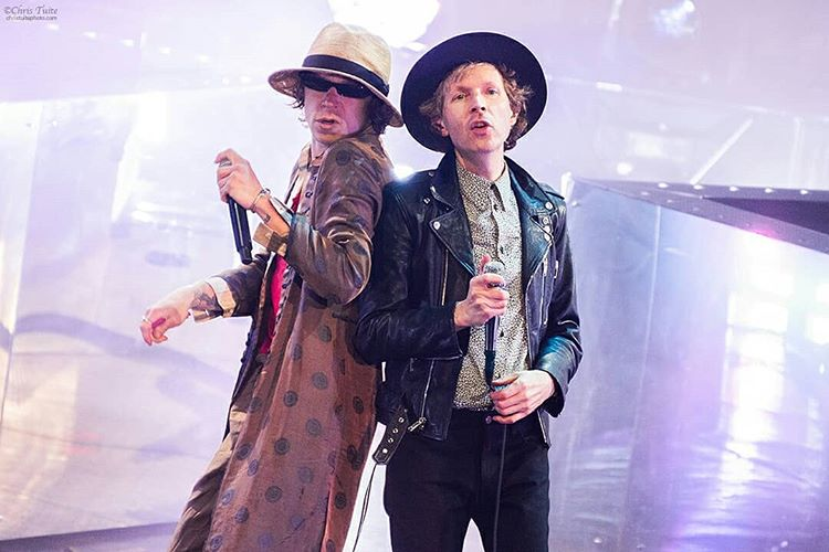 beckpics's tweet photo. Beck and Matt Shultz from Cage the Elephant performing "Night Running" for the first time at the #NightRunningTour @ Shoreline Amphitheatre, Mountain View (07/16/19)

📸christuitephoto https://t.co/ctDjmbuo8j