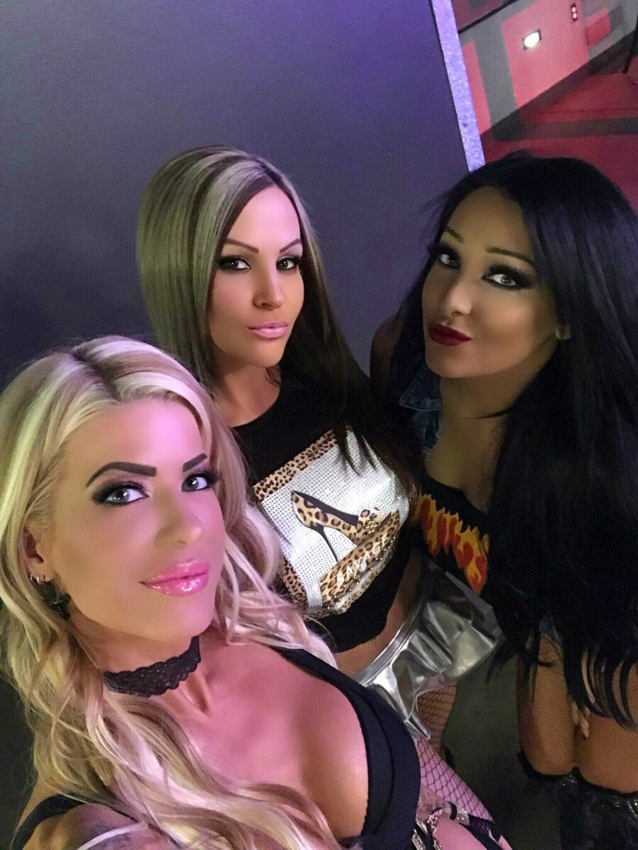 xQueenVelvet's tweet photo. #TheAllüre💋 https://t.co/k13wDSb4tF