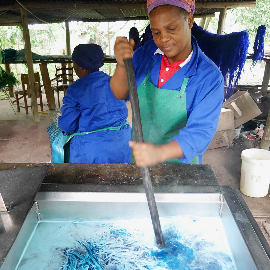 TintsabaCraft's tweet image. 🙌💙
#tintsaba
#remarkablewomen #masterweavers #swaziland #africa #handmade #fairtrade #ethical #sustainable #sisal #eswatini #handspun #dyes # handdyed #handmadebywomen #turquoise #wednesday #naturaldyes #naturalmaterials empoweringwomen