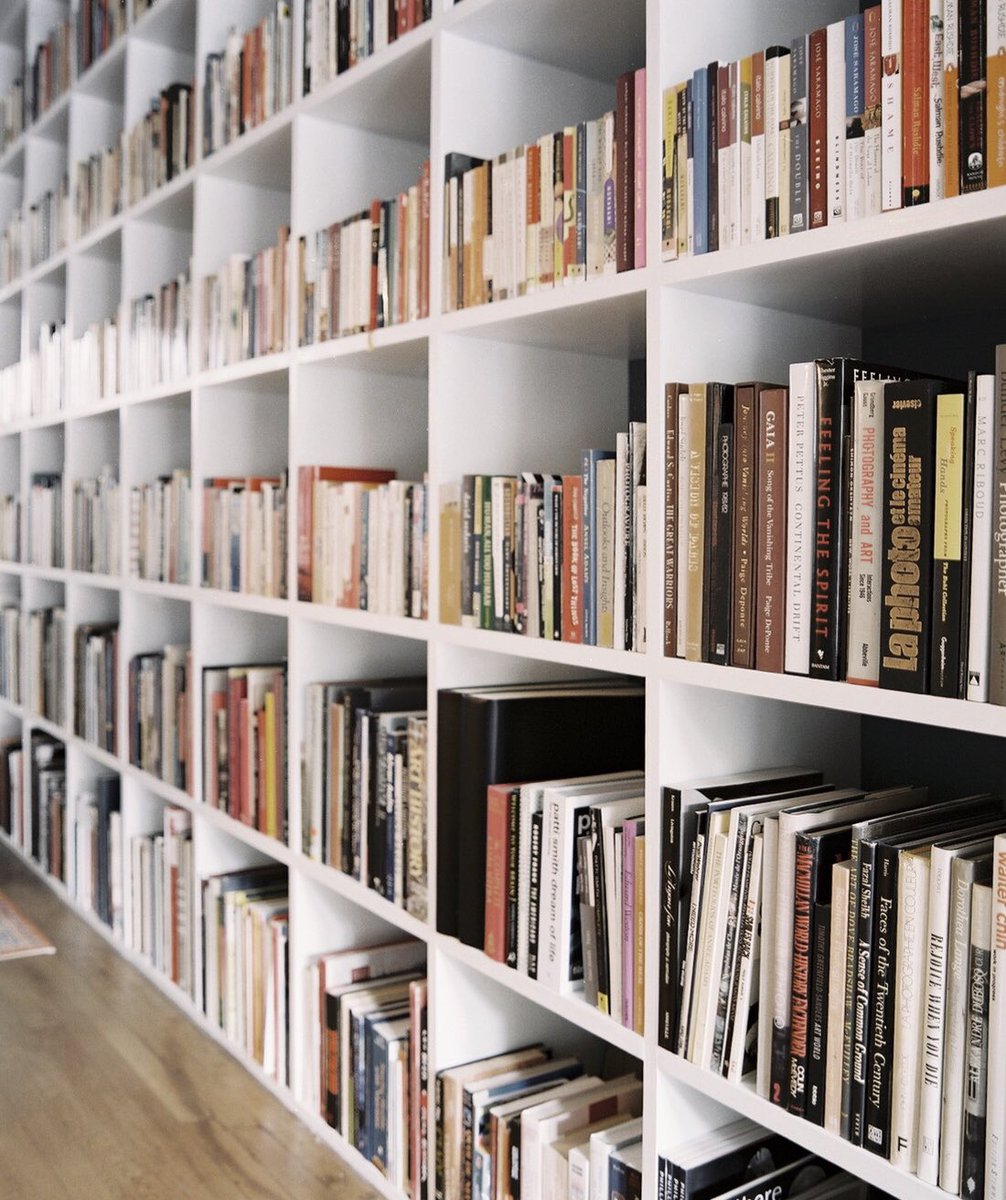 стеллаж книжный. библиотечные полки. книжные полки. библиотечные полки. книги на полке.