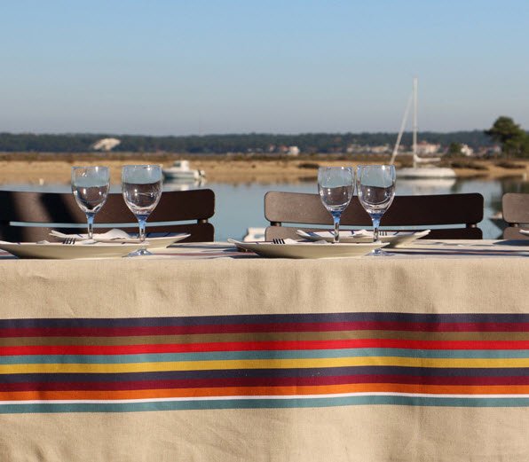 La #nappe en  #coton / #lin aux couleurs #joyeuses / #bayadère très #basque d'Artiga est dans la sélection #Ete2019  de Decofinder <a href="/Artiga_fr/">Artiga</a> decofinder.com/pp30544/Artiga…