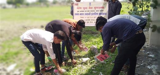 MYBharatHQ's tweet photo. Youth Volunteers of Nehru Yuva Kendra #NYKS Buldhana, Maharashtra organized cleaning of streets and public places as part of Swachh Bharat Summer Internship (#SBSI2019). 

 #swachhsummer #SwachhBharat #Youth #YuvaBharat #MoYAS #MoDWS https://t.co/tzGKhchNNT