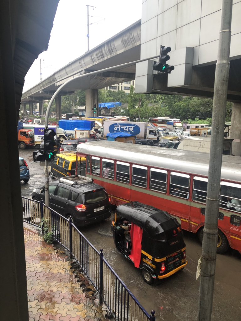 akshu_rules's tweet photo. @MumbaiPolice chaos at Chakala metro station junction https://t.co/pitW1zxBHZ