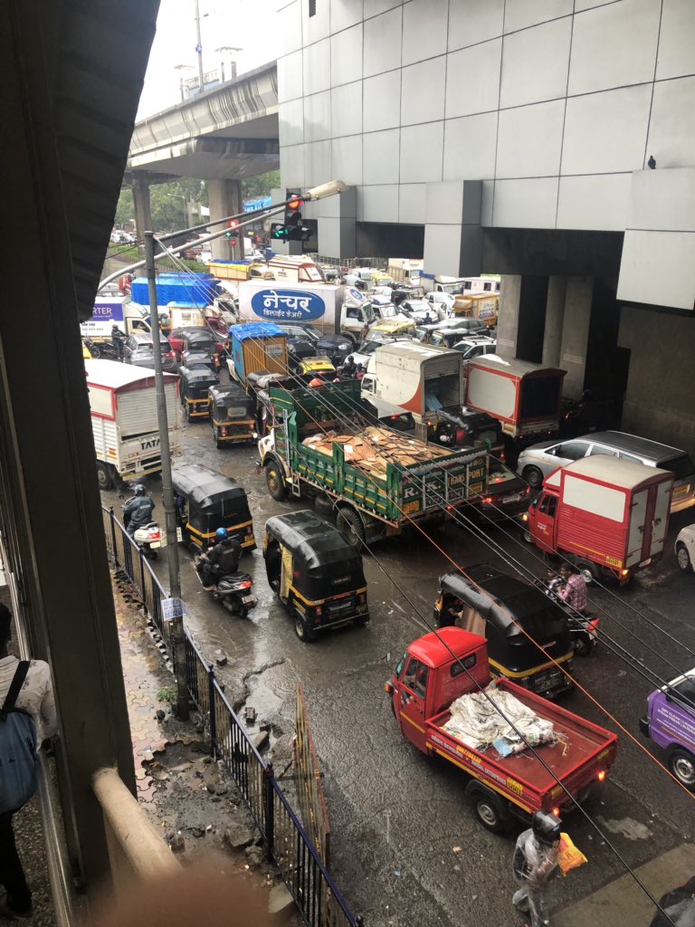 akshu_rules's tweet photo. @MumbaiPolice chaos at Chakala metro station junction https://t.co/pitW1zxBHZ