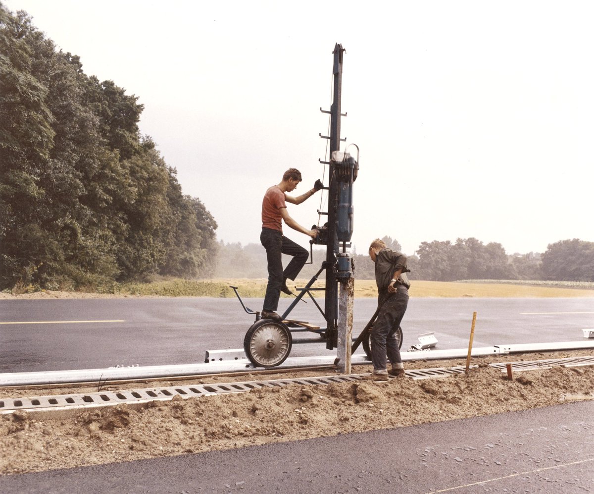GroupeColas's tweet photo. En 1959, le Groupe se positionne dans une nouvelle activité en prenant des parts dans une entreprise détentrice d’une licence d’exploitation particulière. Saurez-vous deviner laquelle ? Un indice ? La réponse se trouve ici ➡️ https://t.co/84a80zl5zZ 😉 #90ansColas #Colasis90 https://t.co/VDSw7i79IQ