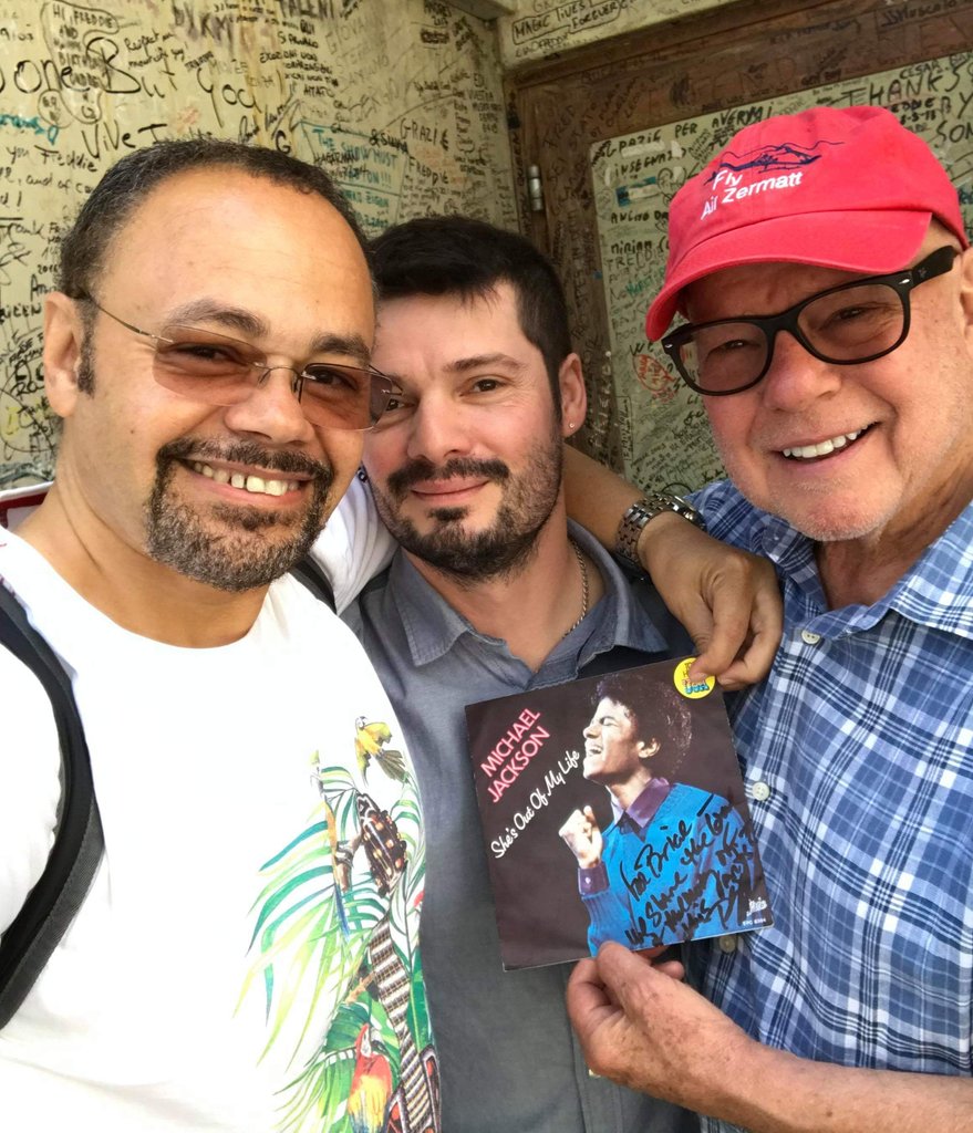 BriceNajar's tweet photo. Devant la porte du Mountain Studio à #Montreux avec @marcstorey et @tbahler ! 
#switzerland #JazzFestivalMontreux  #MountainStudios #ThomasBahler #ShesOutOfMyLife #NiceMeeting #NiceFriendship #QuincyJones #BloodOnTheDanceFloor #MJFam #Moonwalkers #MichaelJackson #LetsMakeHIStory https://t.co/KnXmWpszXZ