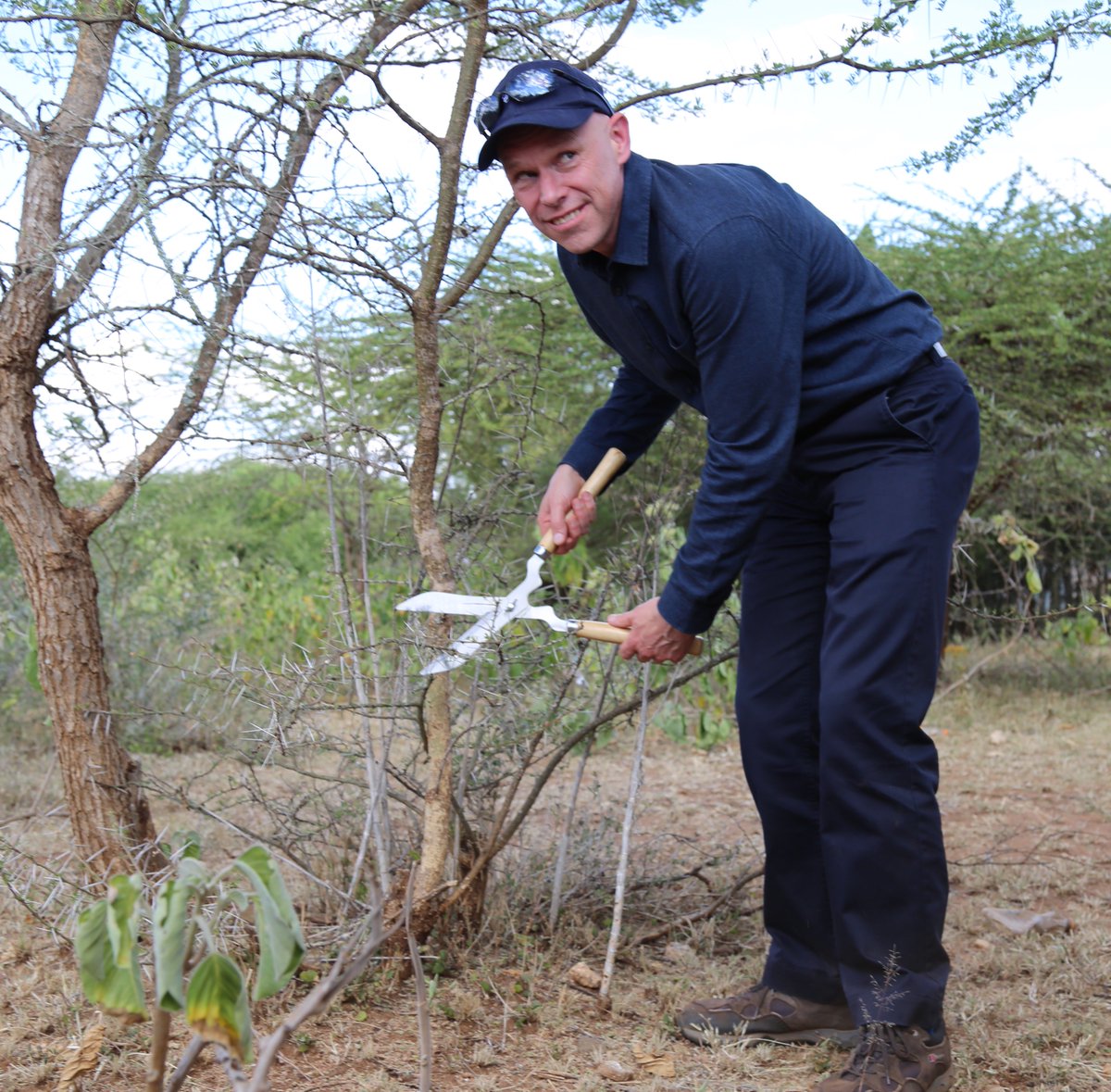 WorldVisionKE's tweet photo. @WorldVision President &amp; CEO,@andrewmorley0 demonstrated Farmer Managed Natural Regeneration in Kajiado-Kenya recently. #FMNR is a cost effective farmer driven approach to restoring land &amp; livelihoods🌲. It builds resilience to climate change which largely puts children at risk. https://t.co/vnSgF1nxjA