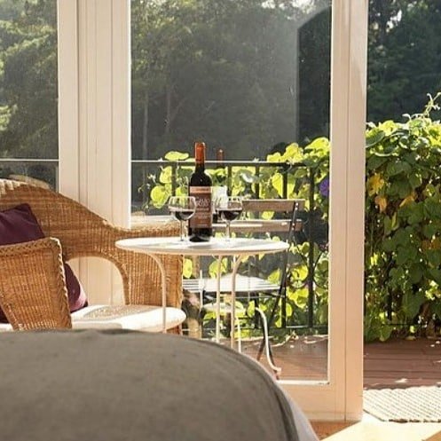 Cheers to all #winelovers for #portuguesewine is the best ;) Enjoy your first week of March while we wait for Spring #casadovalle #casadavista #sintra #discoversintra #uniquestays #slowtravel #lifeatease #smallisbeuatifulsmallissafer #slowliving