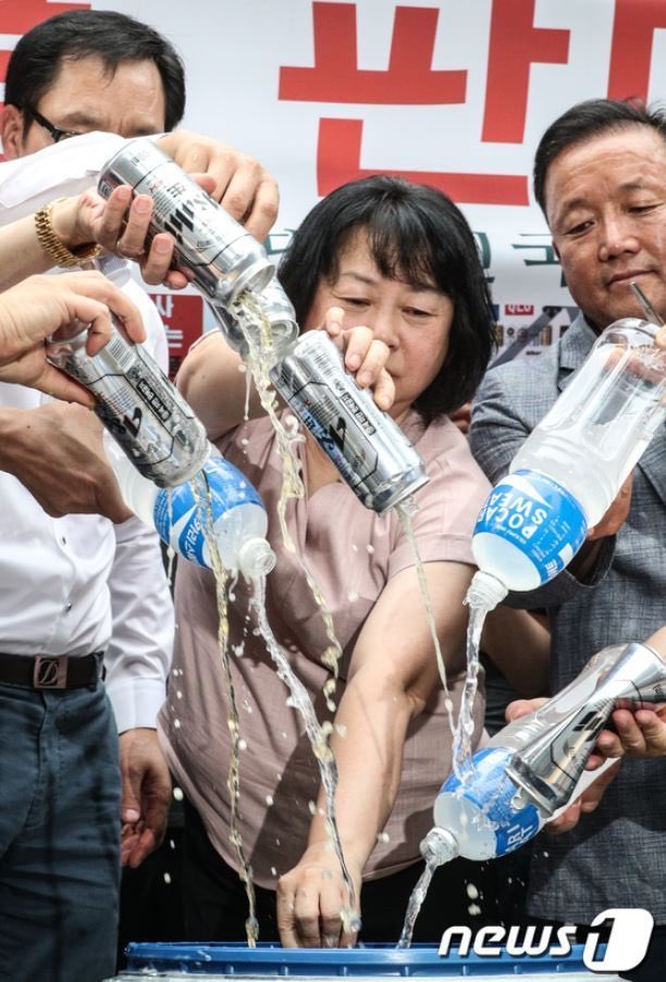 돈좀 나가는 일제정품 카메라 렌즈 방송장비 차량 공장설비등을 부셔야지 티셔츠 맥주로 타격가겠냐? 좌빨 좌좀 달창년놈들 노는것보면 유치함이 도를넘고 이런것들이 이나라말아먹은 종특이라는거.