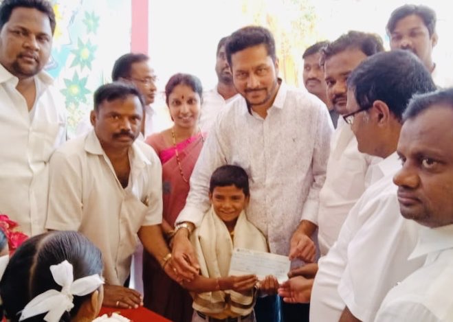 azamalitrs's tweet image. Accepting Gift a smile challenge , Thank you and Happy birthday KTR Sir , my contribution of Rs 11000/- for Master Sai an orphan student of Petros school 4 th class for his school fee ⁦@KTRTRS⁩ @TRSSALMAN1@