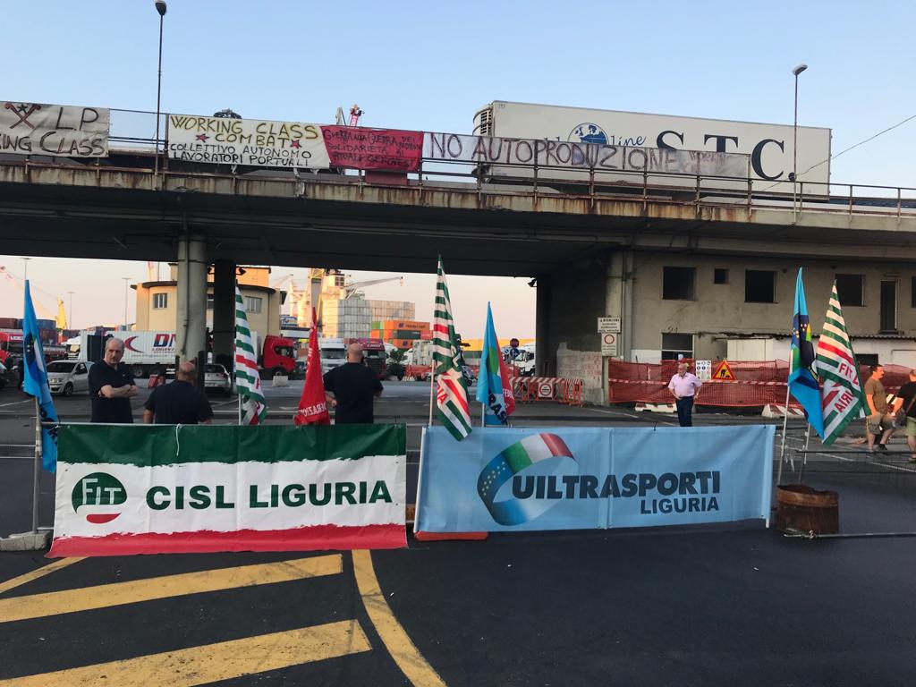 Uil_Liguria's tweet photo. Con i #presidi ai varchi portuali ha inizio lo sciopero nazionale dei trasporti in #Liguria. A #Genova alle 11 ci sarà l'incontro in Prefettura, a #Savona alle 10.30 a #LaSpezia ai varchi #FiltFitUiltrasporti sono già in moto. #rimettiamoinmotoilpaese https://t.co/mz9zvcKo14