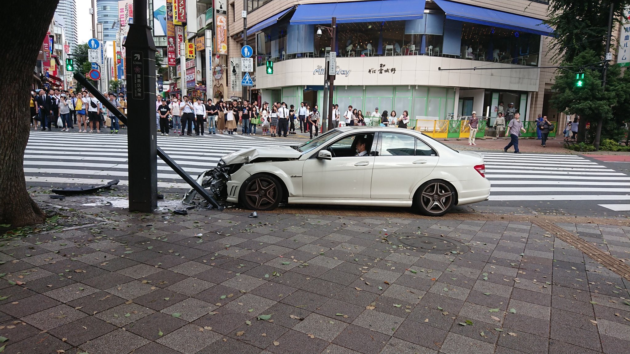 池袋駅東口のサンシャイン通りでベンツが歩道の信号機に突っ込む事故現場の画像