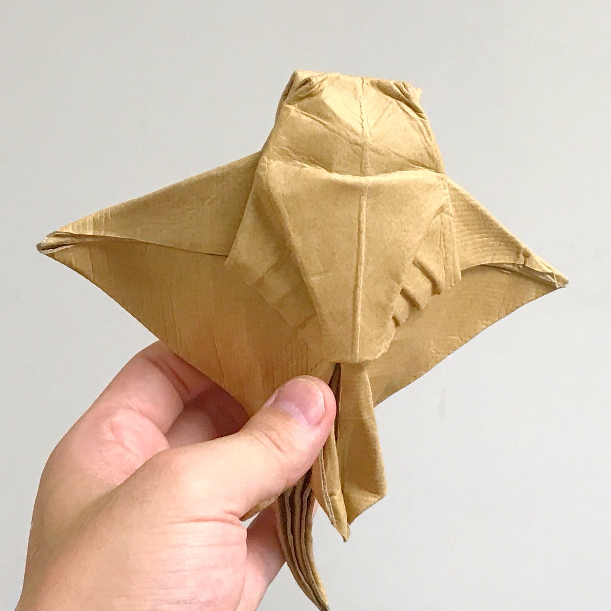 オダカマサキ オドンガー大佐 神谷哲史作品集 より 神谷哲史氏 創作 トビエイ 30cm ダンボールgフルート 0 8ミリ厚 しっかりとエイのシルエット 普通の折り紙だと問題ないですが ダンボールでは厚みの処理が大変で握力がなくなりました 戻りが